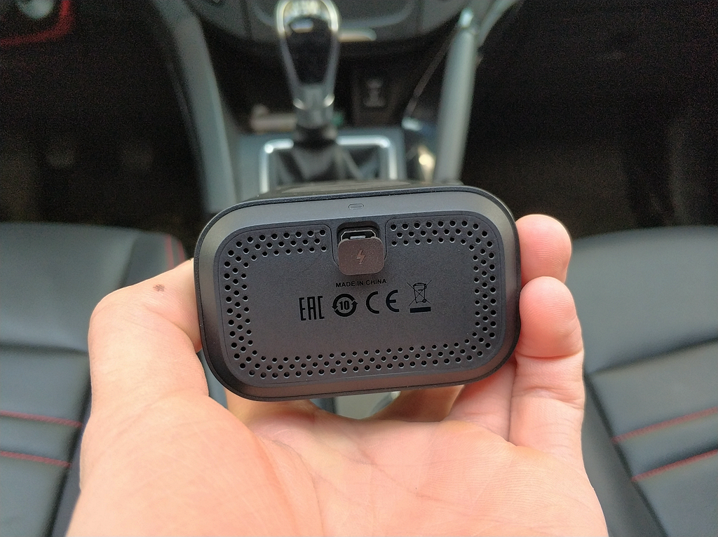 米家推出首款可以给汽车轮胎打气的设备，体积只有一个手机那么大