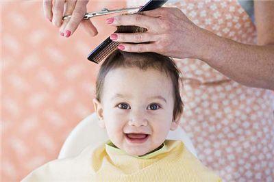 家里的小孩一剪头发就哭闹，家长应该怎么办？