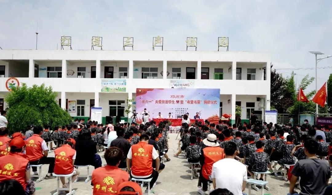 爱心志愿者为农家书屋赠送书,邓州爱心人士捐款