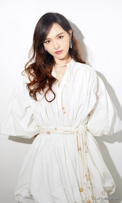 高腰梨形裙杨幂,镂空花朵裙杨幂穿搭