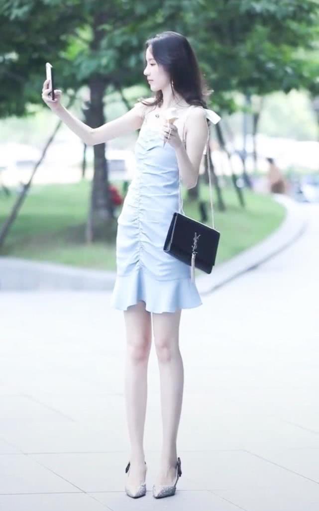 啥操作？现在穿裙子要搭“啄木鸟鞋”才好看，潮女实践后果真是