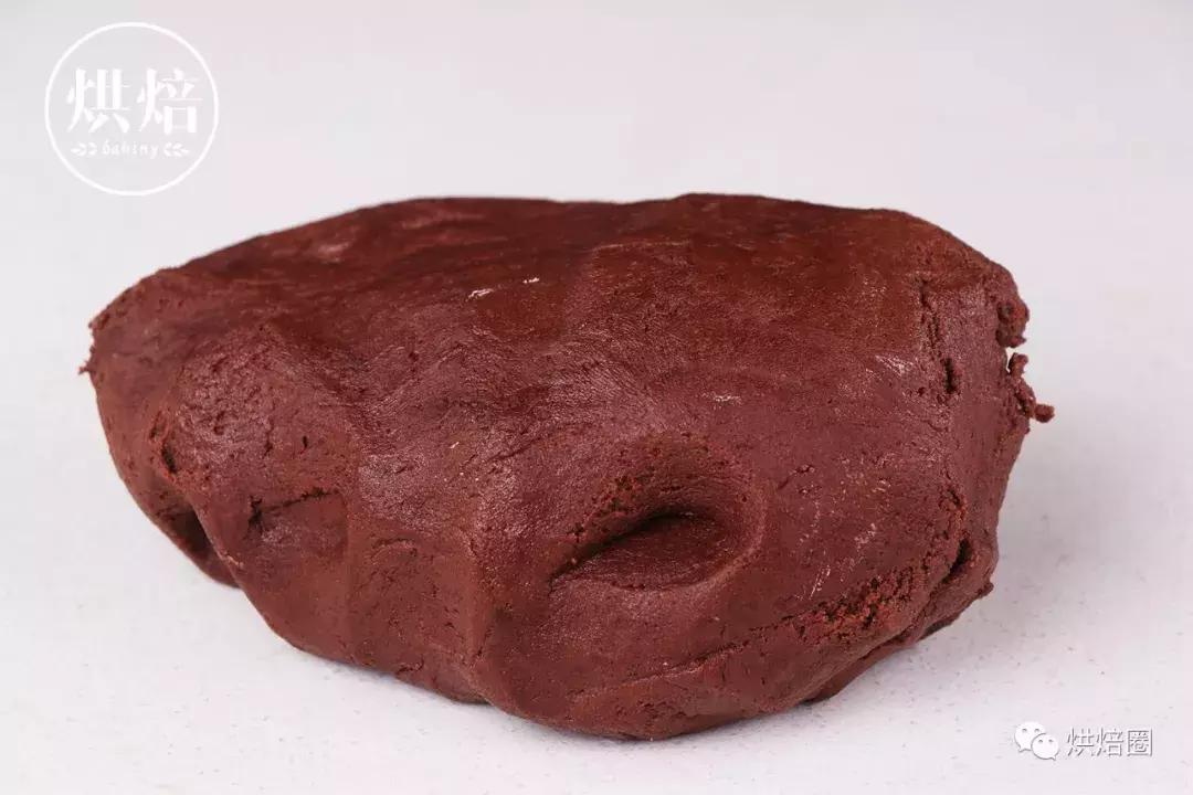 像这样把饼干皮覆在面包上就能烤出一大波孩子都爱的刺猬面包~