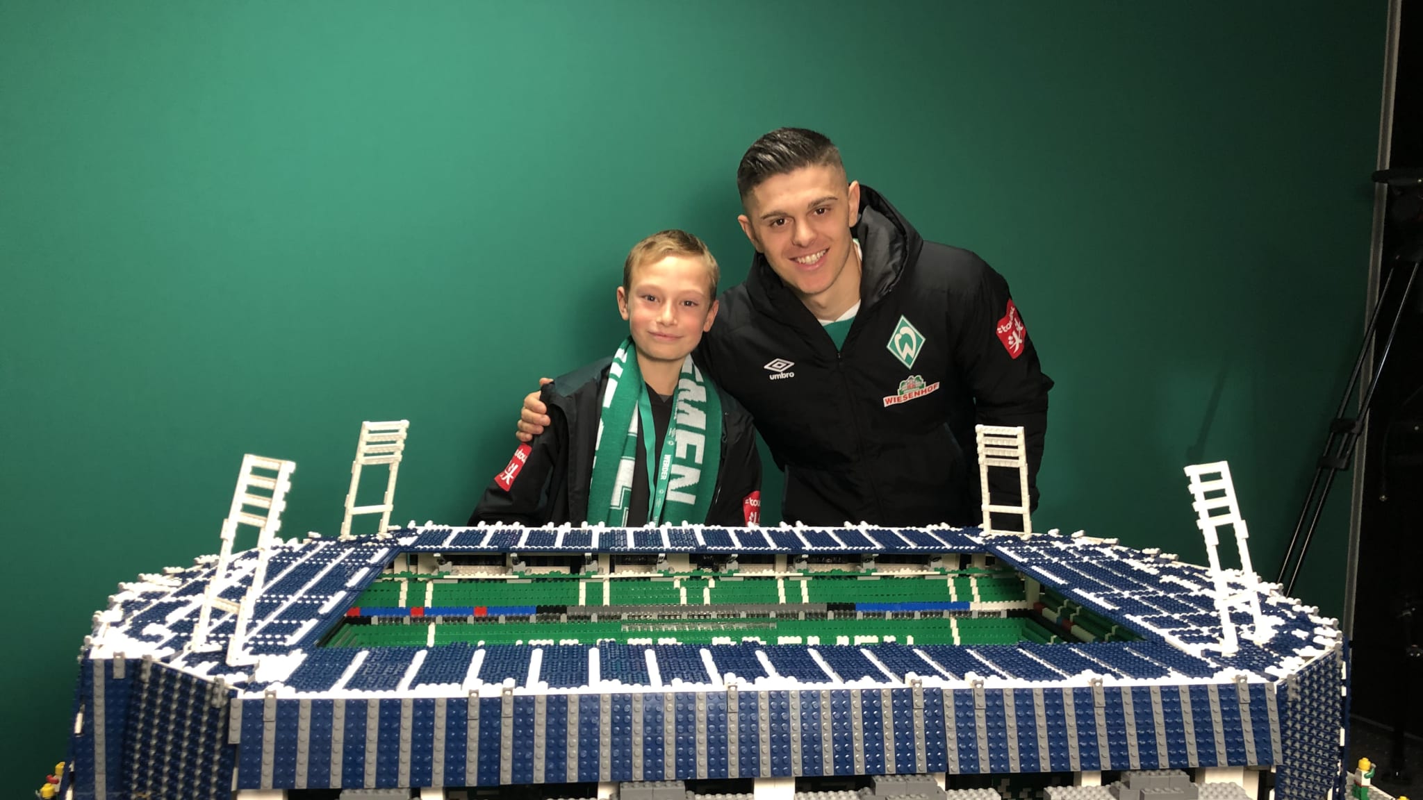 幼儿园乐高搭建足球,皇家马德里足球场乐高