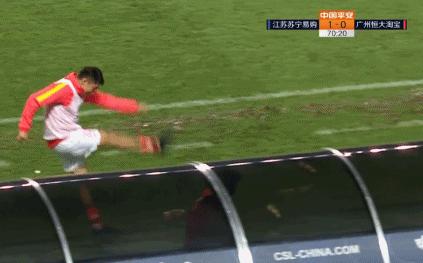 中超联赛出现废人动作,40岁老队长火气很大,卡帅坚决不护短