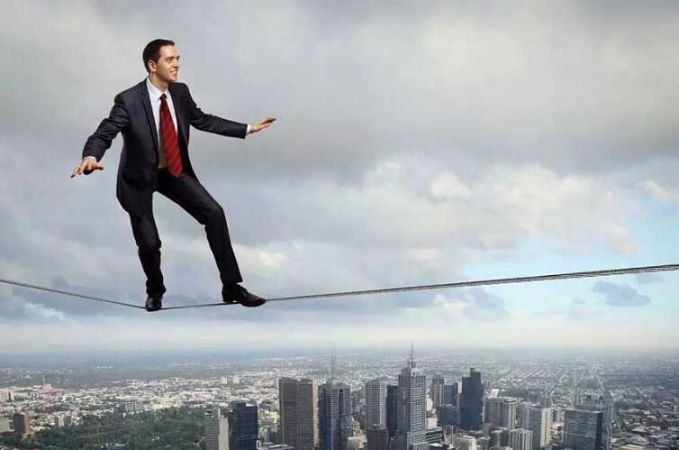 开发商着急降价该出手吗,开发商频频降价这个房还买不买