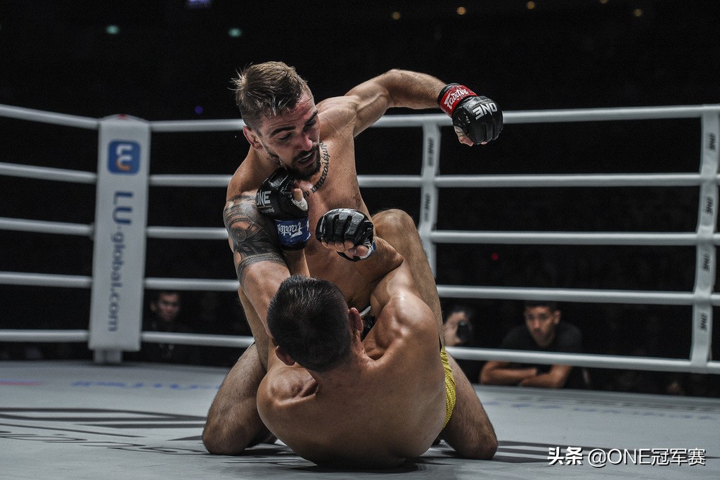 地面锤击TKO！陈磊第二回合不敌美国不败新星