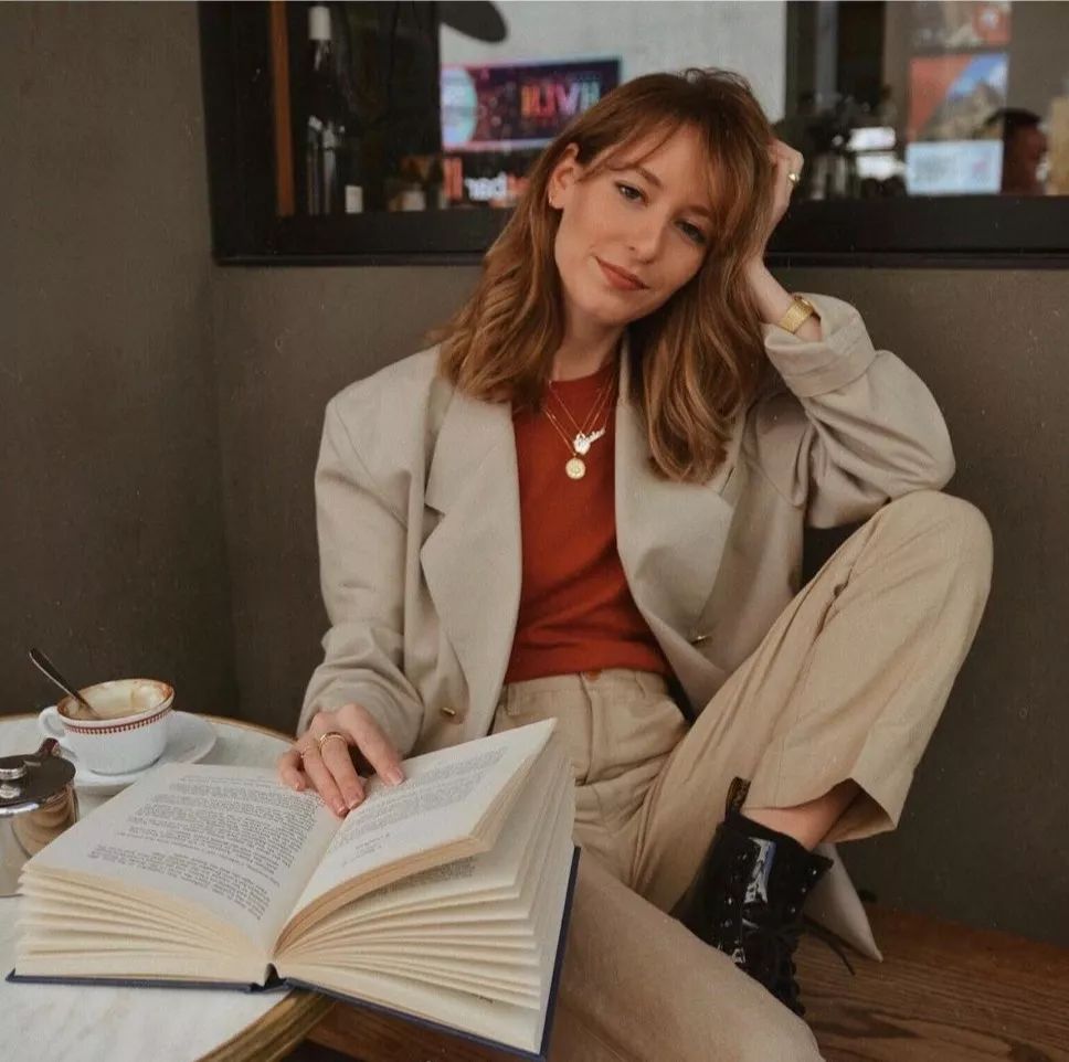 搭靴子穿的裙子秋冬款,裙子靴子秋冬搭配图