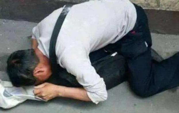 老公趁妻子不在，对岳母动手动脚，妻子一巴掌过去吓得跪地求饶