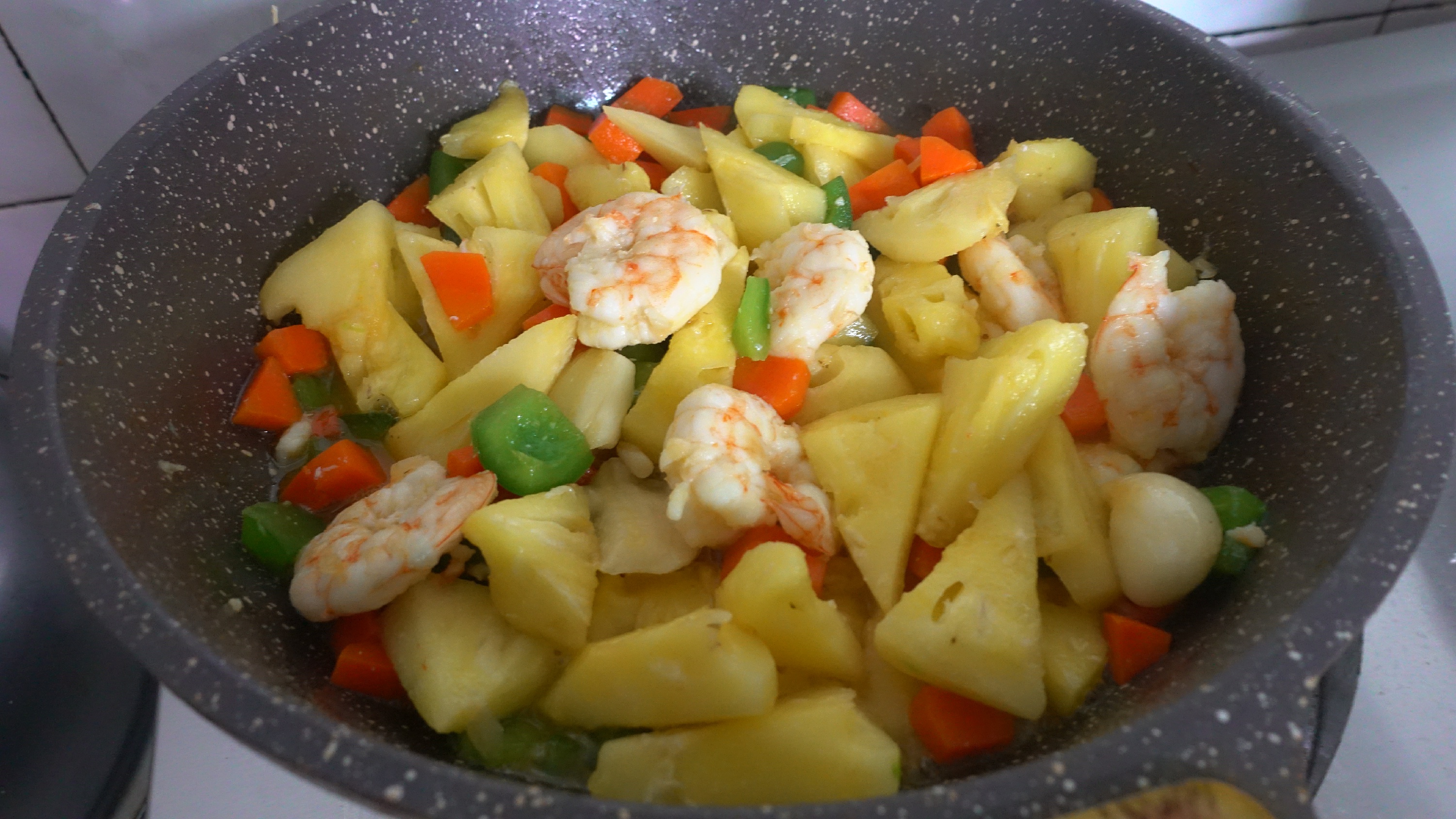菠萝炒虾做法步骤,菠萝油条虾做法视频教程