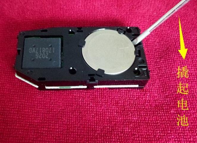 凯美瑞钥匙电池电量低请更换电池,凯美瑞2.5g豪华版钥匙电池更换