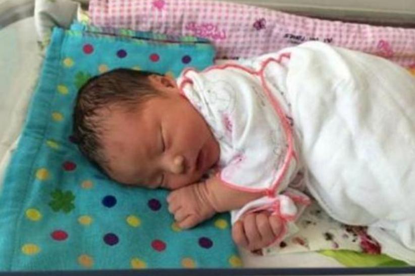 父母都没酒窝孩子有酒窝正常么,父母都没酒窝孩子怎么有