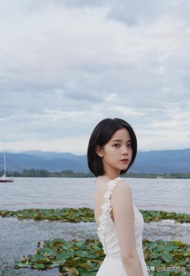 女人40岁以后还是化点淡妆好看,皮肤偏白适合怎么化淡妆