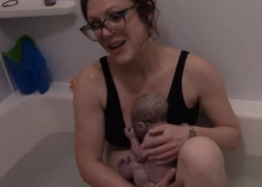 妈妈一个人在浴缸里生宝宝,三胎孕妈自己在家生