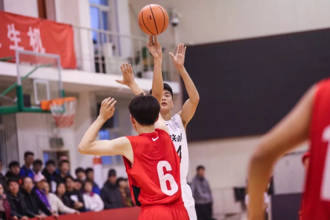 新·十六强齐亮相高中赛场见*力暴**隔扣丨18-19耐克高中联赛