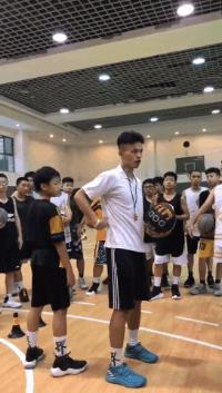 每日一招假转身,一分钟教你学会走位