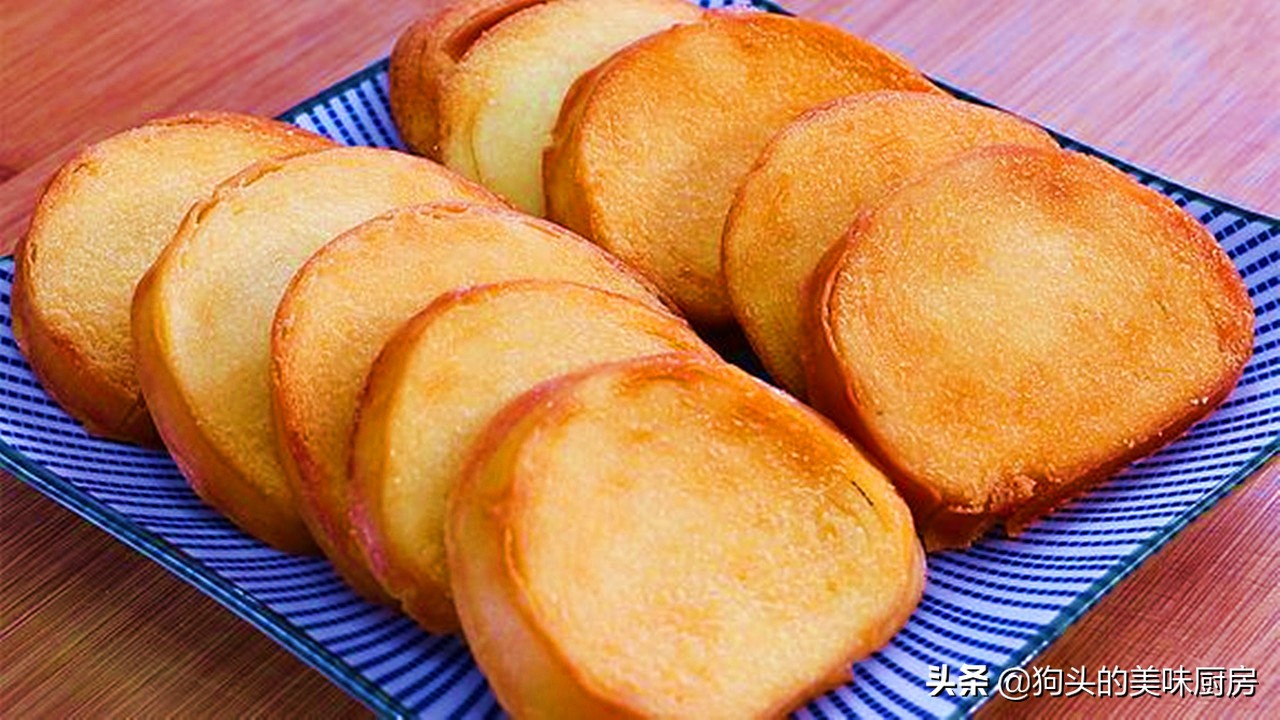 空气炸锅炸馒头片沾水做法,馒头切成小块裹上蛋液的做法