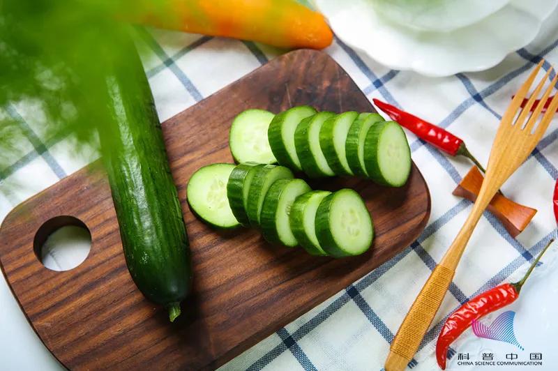 不是吧？桃子、西瓜不能一起吃，会中毒？柠檬水不能白天喝？