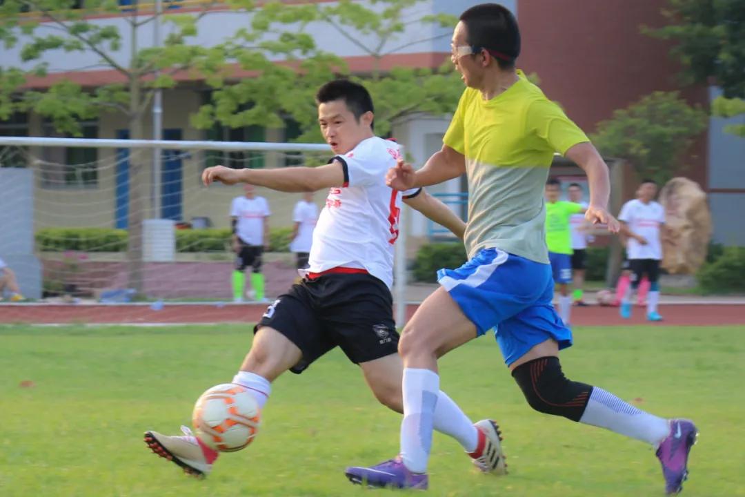 当足球之乡球队与广州高校校友冠军“激情相遇”,你更支持谁?