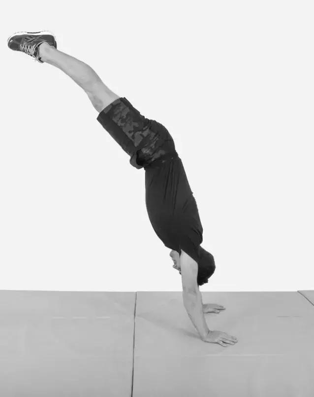 瑜伽倒立的好处及正确的倒立方法,床头倒立的好处及正确的倒立方法