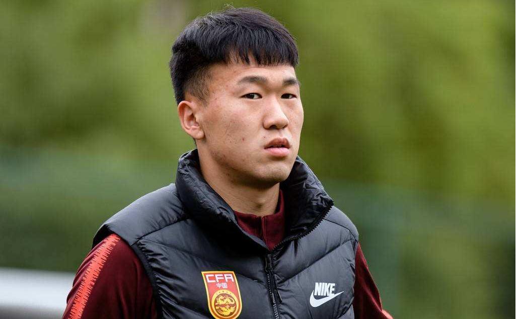 是青年才俊还是“犯规达人”?转会大连人队的吴伟,究竟啥水平