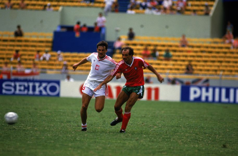 足球哪个队穿的红衣黑裤,足球场上红衣绿裤