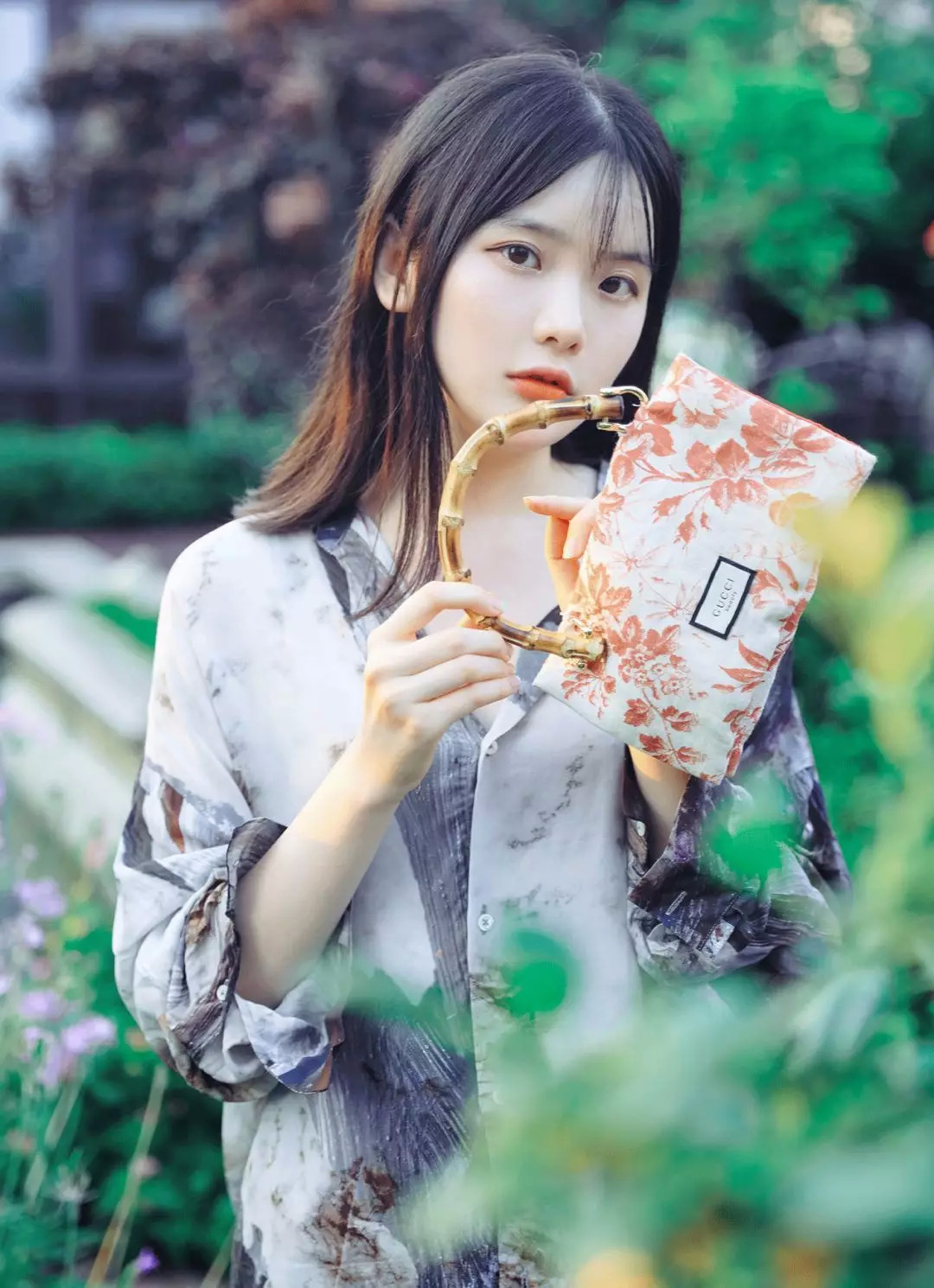 废旧纸袋如何做收纳包包,大牌纸袋斜挎包包改造教程