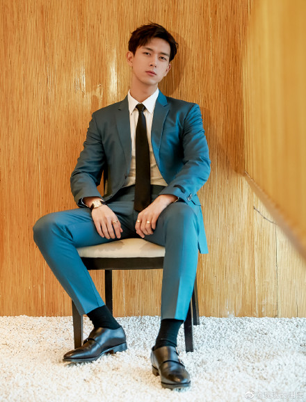 直长发刘海2020流行发型,头发2020流行发型刘海