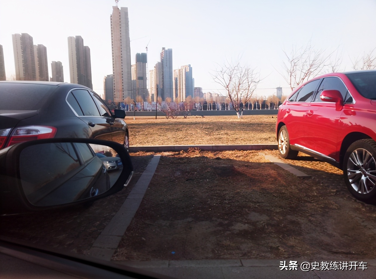 倒车时陷入坑里，新手司机如何给油，才能避免车辆失控？