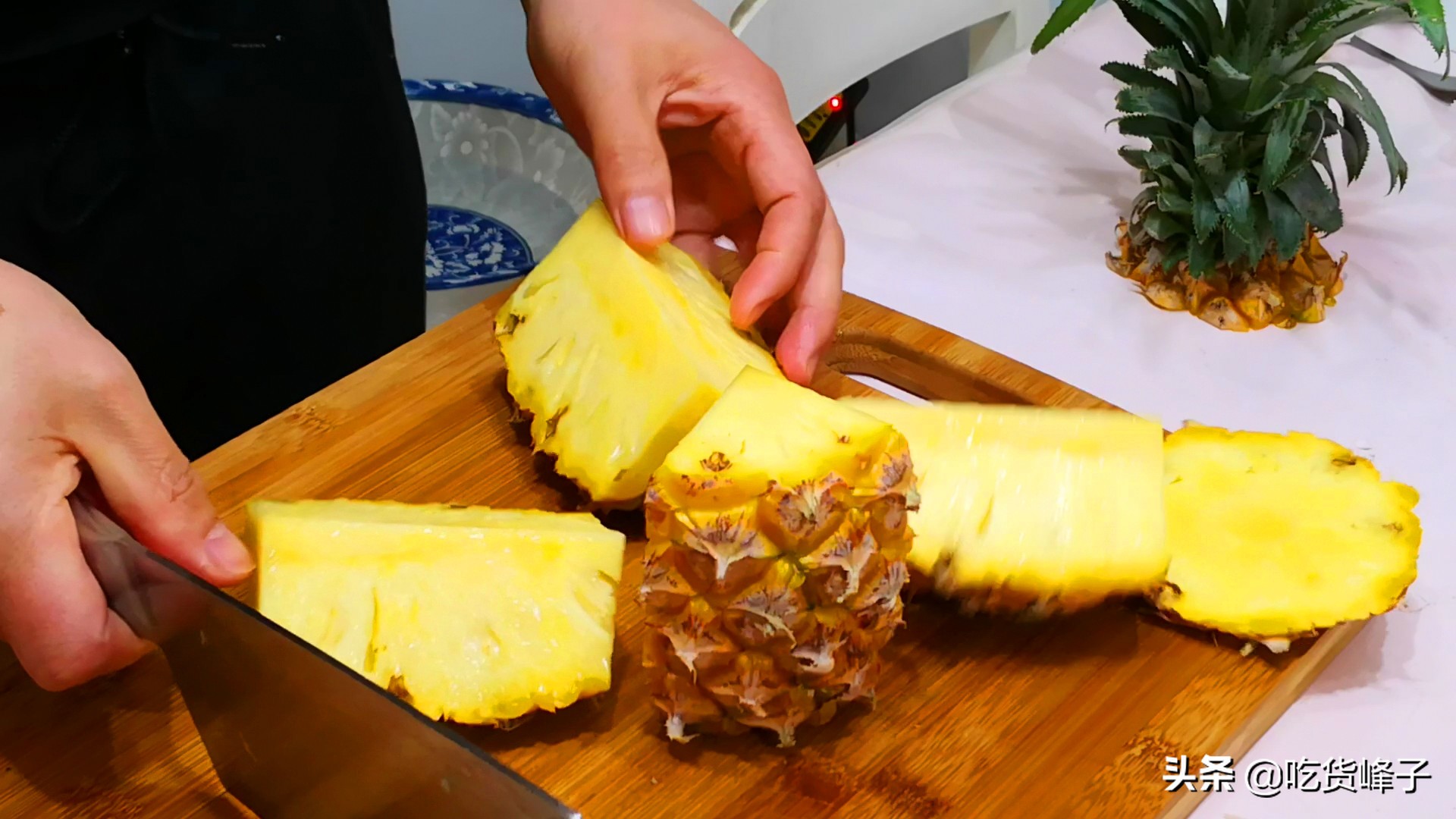 水果店菠萝怎么削皮又快又方便,水果店菠萝怎么切好看又快