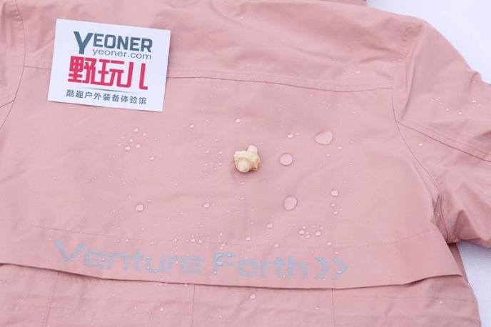 既时尚又实用的冲锋衣,简约而不简单的冲锋衣奢潮