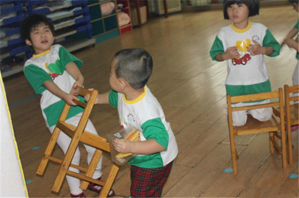 小孩打人打不过应该怎样打,孩子打架怎么处理最有效