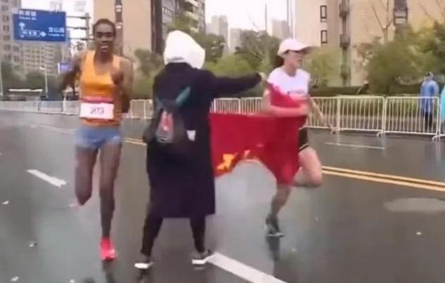 马拉松丢旗,马拉松披国旗事件