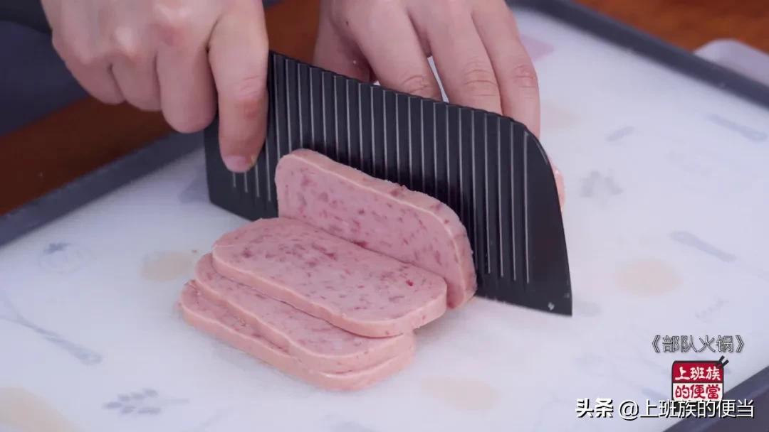 天冷了就得吃它，一个人吃部队火锅原来这么爽啊