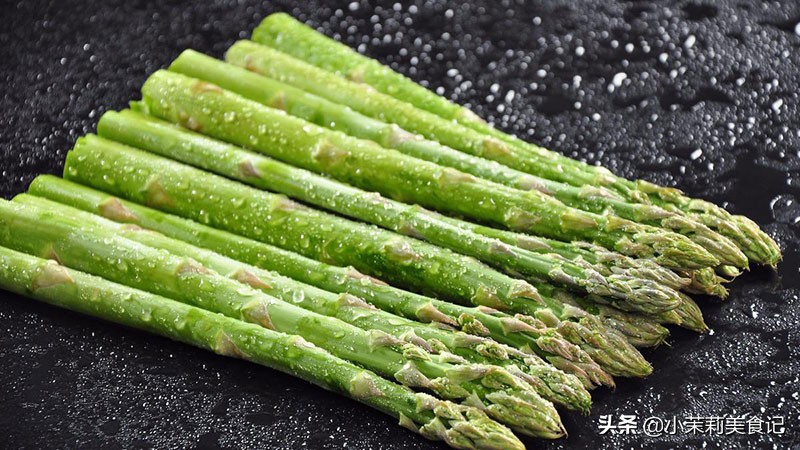 买芦笋是大的好还是小的好,买芦笋时选白色的还是绿色的
