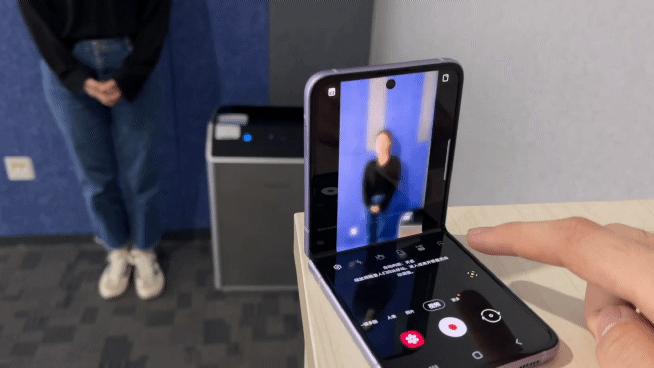 三星新款折叠机galaxyzflip5照片,三星galaxyzflip3折叠测试