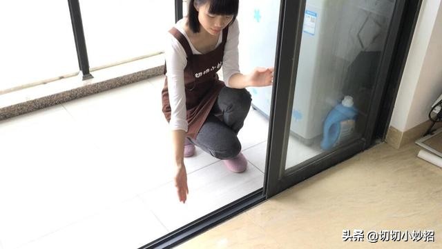不论窗户缝隙多脏，只需一张纸巾，轻松解决，方法简单还彻底清洁