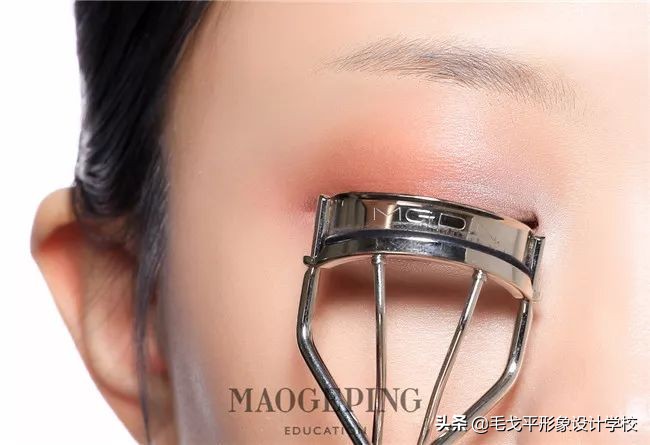 下睫毛多怎么画眼妆放大双眼,肿眼泡怎样放大双眼画眼妆