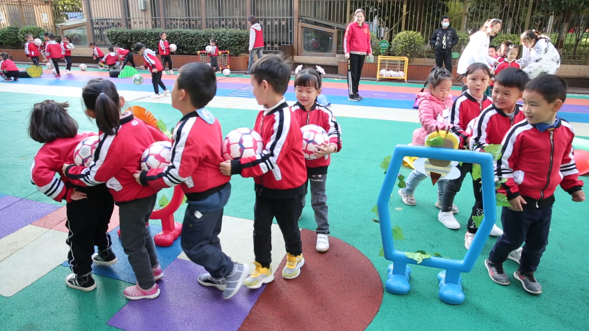 幼儿园小朋友踢足球照片,踢足球的萌娃小视频