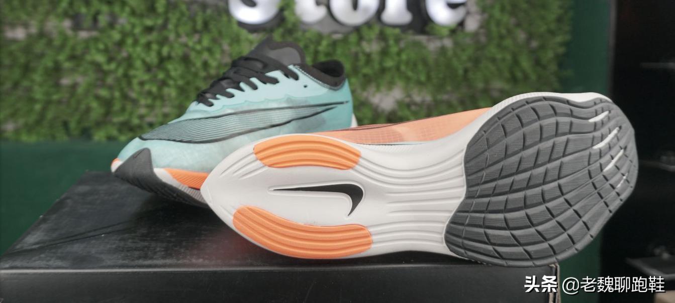 就算是慢跑鞋之王，也顶不住了：全年亏损1.5亿，连续4年下滑