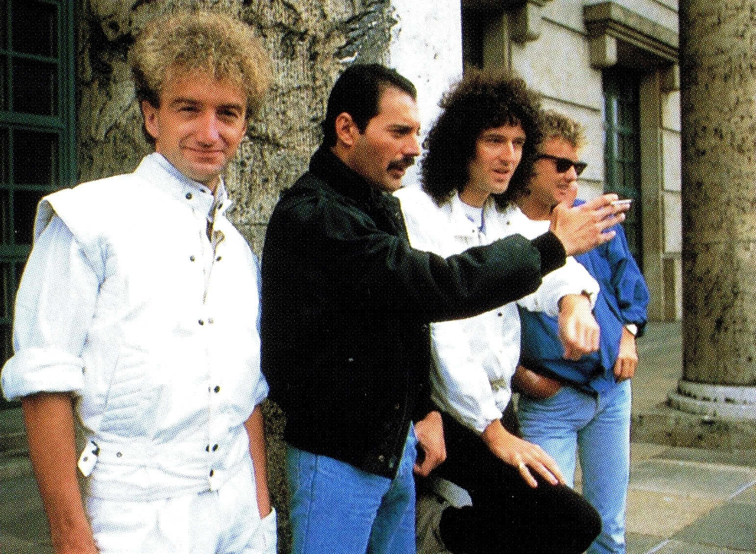 窦唯18岁,窦唯年轻时在香港演唱会吹笛子