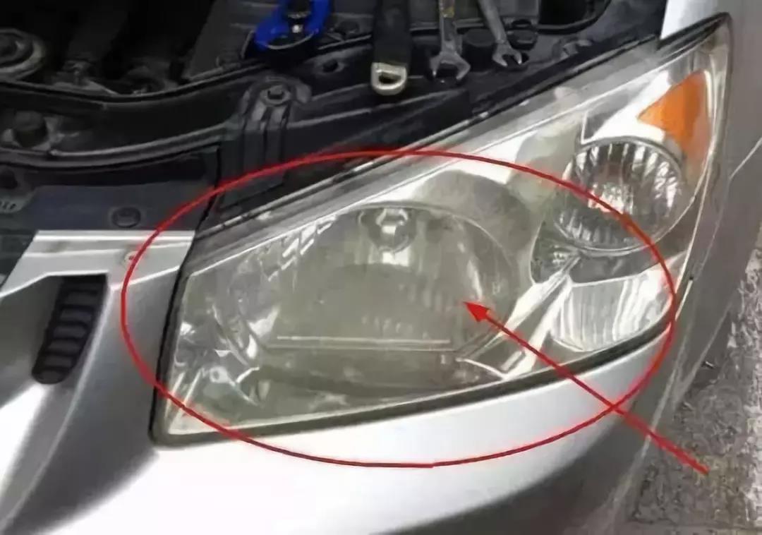 汽车大灯发污怎么清洗,新大灯变污什么原因