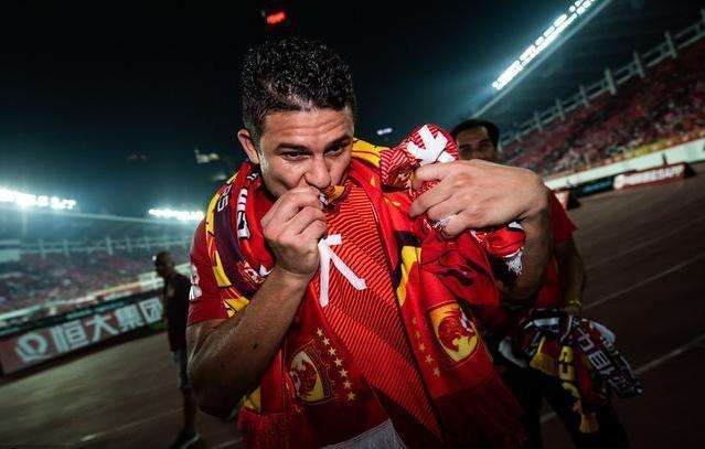 练*歌国**学写中文名，艾克森迅速进入角色，归属感才是入选主要原因