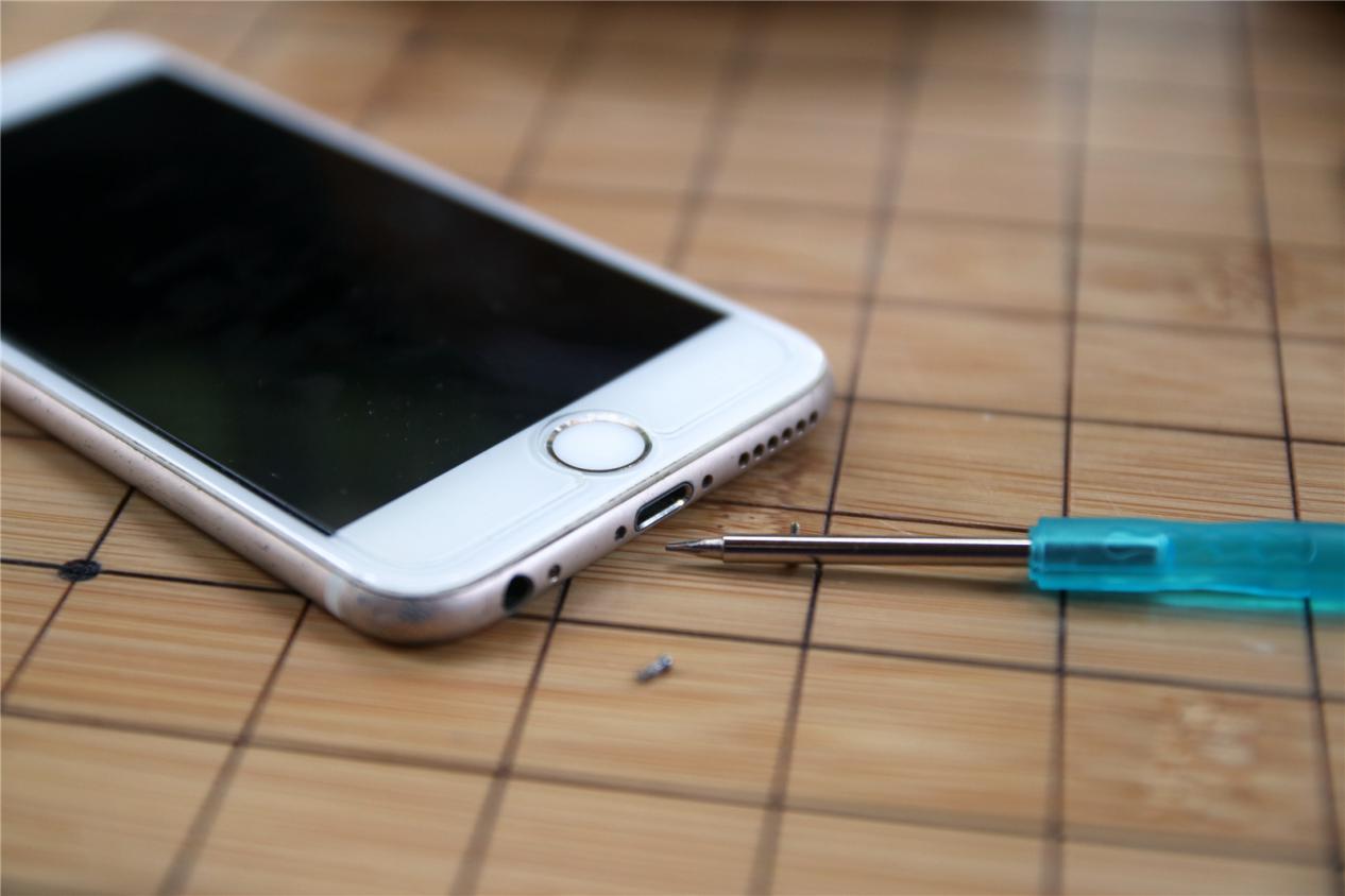 三分钟更换iPhone6虚标电池，老手机又焕发青春了