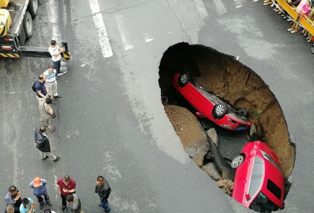 科目二起步刹车是轻踩还是踩死,科目二刹车可以踩到底吗