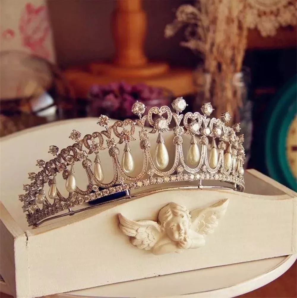 英国女王珠宝传奇,英国女王王冠上的宝石的传奇