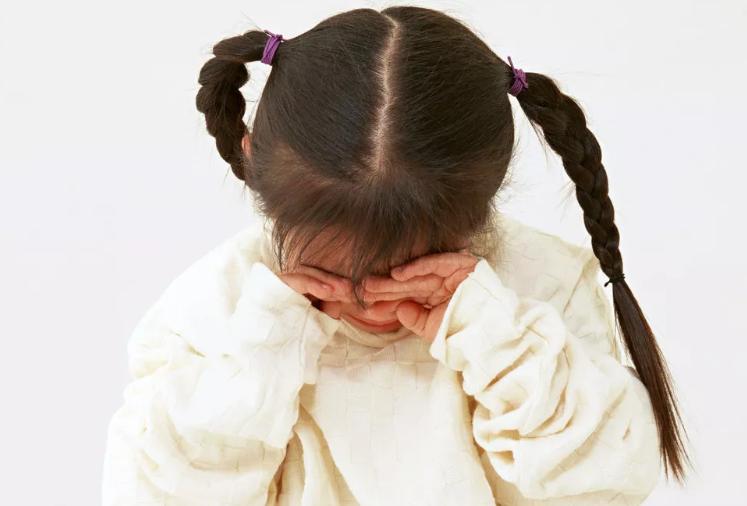 五岁男孩轻微近视要怎么治啊,五岁男孩近视200度怎么治疗