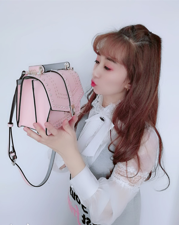 elle双肩铆钉女包,elle铆钉包