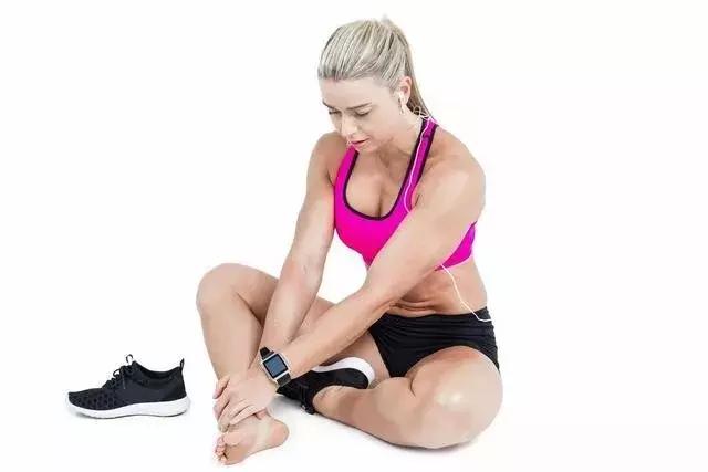 跑步黑指甲鼓起来了怎么办,跑步跑出黑指甲怎么办