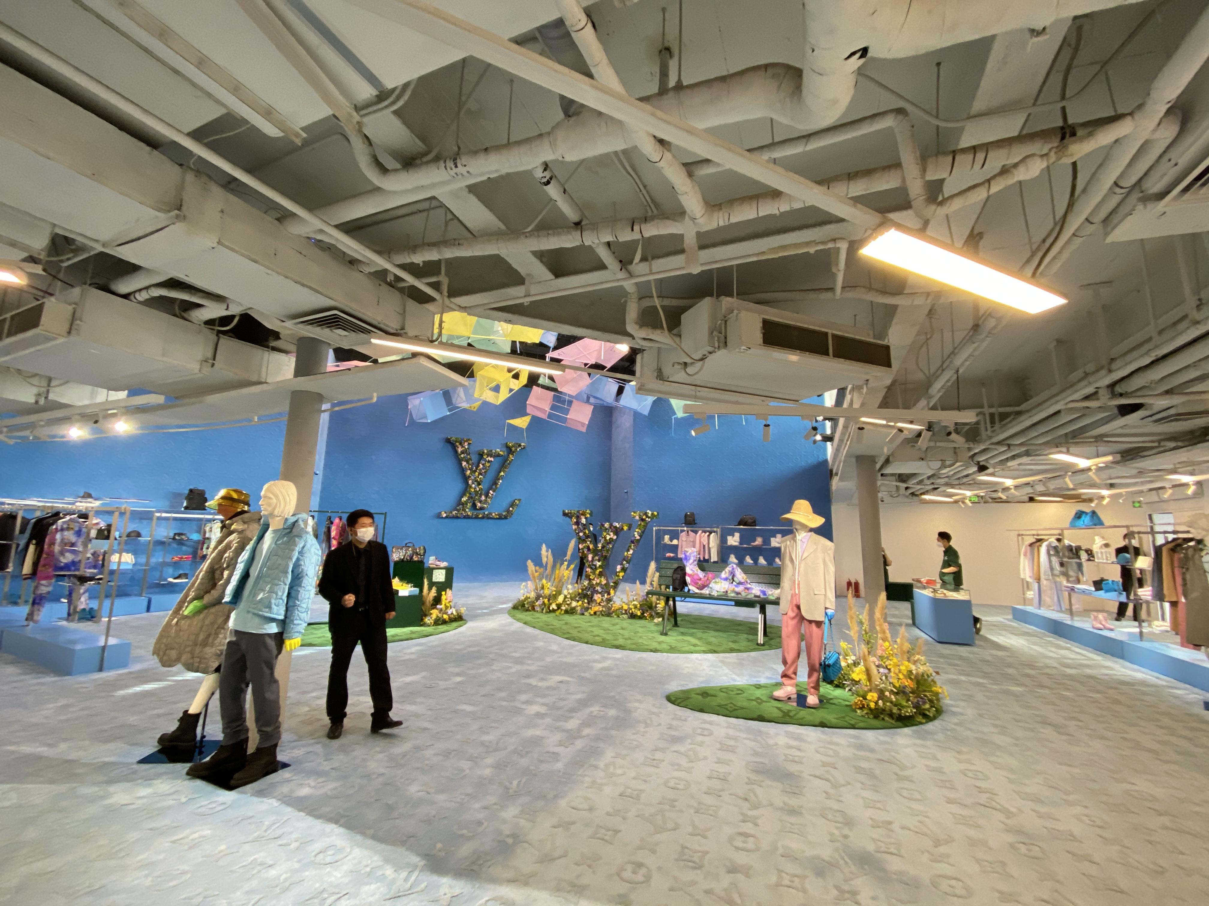 每天进店客人十个手指能数清，上一天休三天，盼着客人咨询，疫情中的奢侈品店员：从来没像现在这么想开工