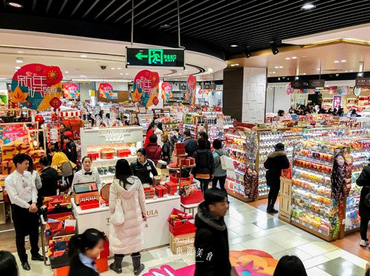过年去超市囤货,过年没来得及买年货